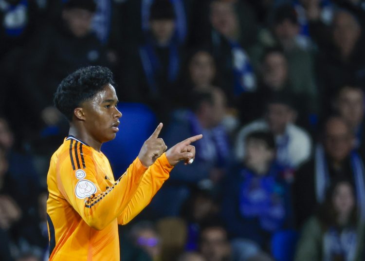 SAN SEBASTIÁN, 26/02/2025.- El delantero brasileño del Real Madrid, Endrick, celebra el primer gol del equipo madridista durante el encuentro correspondiente a la ida de las semifinales de la Copa del Rey que disputan hoy miércoles Real Sociedad y Real Madrid en el estadio de Anoeta, en San Sebastián. EFE / Juan Herrero.