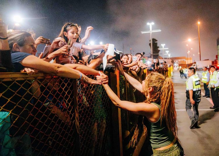 AME680. LIMA (PERÚ), 16/02/2025.- Fotografía cedida por Raúl Umeres que muestra a Shakira saludando seguidores a su llegada este sábado al aeropuerto Jorge Chávez de Lima (Perú). La cantante colombiana Shakira anunció que ha sido hospitalizada en Lima tras sufrir de un dolor abdominal, por lo que ha suspendido el primer concierto que iba a presentar este domingo en el Estadio Nacional de la capital peruana. EFE/Raúl Umeres /SOLO USO EDITORIAL NO VENTAS/ SOLO DISPONIBLE PARA ILUSTRAR LA NOTICIA QUE ACOMPAÑA (CRÉDITO OBLIGATORIO)