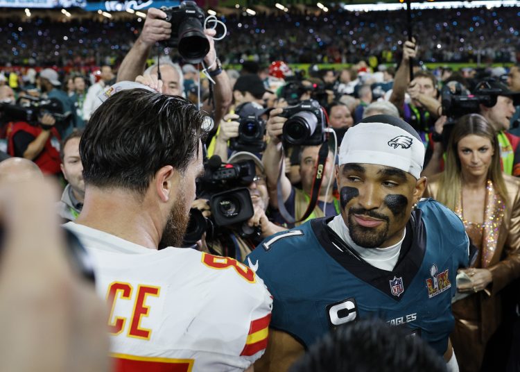 NEW ORLEANS (United States), 10/02/2025.- Kansas City Chiefs tight end Travis Kelce (L) congratulates Philadelphia Eagles quarterback Jalen Hurts after winning Super Bowl LIX at Caesars Superdome in New Orleans, Louisiana, USA, 09 February 2025. The Super Bowl is the annual championship game of the NFL between the AFC Champion and the NFC Champion and has been held every year since 1967. (Nueva Orleáns, Filadelfia) EFE/EPA/ERIK S. LESSER