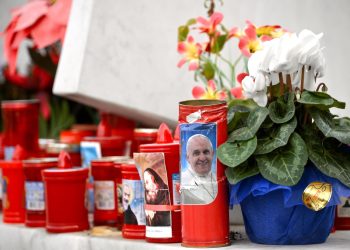 El papa Francisco experimenta “una leve mejoría”; ¿firmó su renuncia?