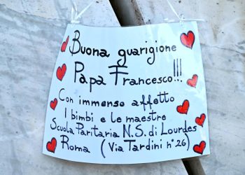 El Papa mejora, pero sigue necesitando oxígeno