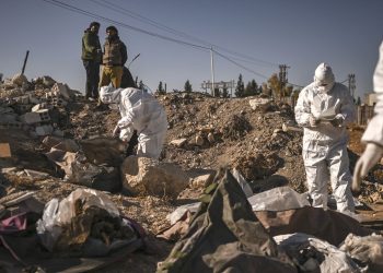 Hallan una fosa común con 17 cadáveres en Hama, en el centro de Siria, según una ONG