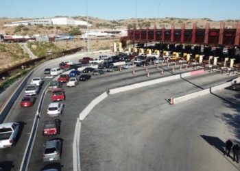 Saturan garitas de Nogales, Sonora, viajeros que van a EUA
