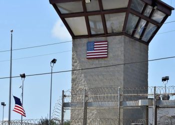 Tropas de Estados Unidos llegan a Guantánamo para preparar el centro de migrantes de Trump