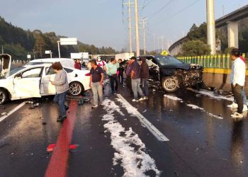Granizada deja 27 lesionados tras carambola de 20 autos