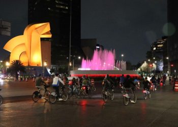 Paseo nocturno por el Día del Amor y la Amistad reúne a 41 mil personas