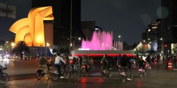 Paseo nocturno por el Día del Amor y la Amistad reúne a 41 mil personas