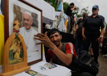 Hombre reza por la salud del Papa Francisco