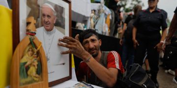 Hombre reza por la salud del Papa Francisco