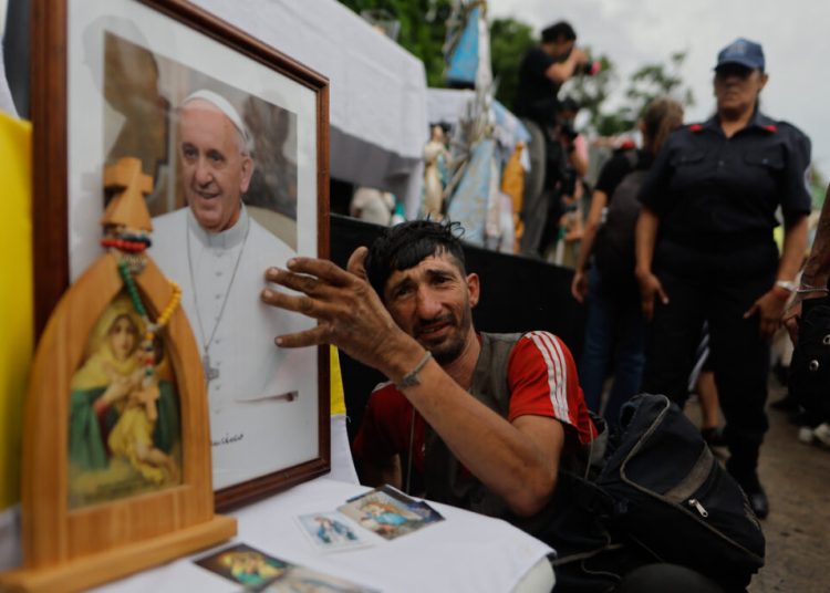 Hombre reza por la salud del Papa Francisco