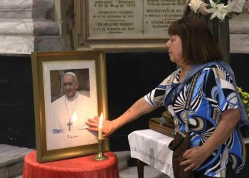“El Papa sigue con bronquitis crónica, recomiendan una semana más en el hospital”: Alfieri