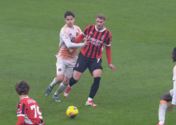Santi Giménez debuta con asistencia para triunfo del AC Milán