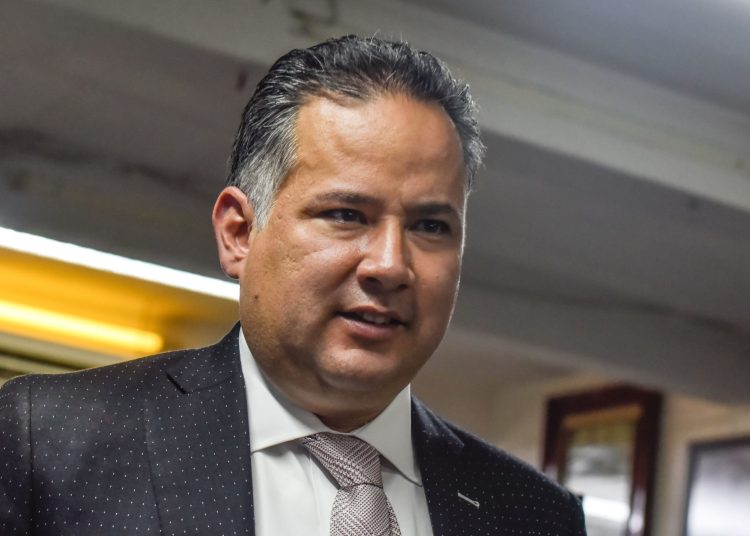 CIUDAD DE MÉXICO, 30JULIO2019.- Santiago Nieto Castillo, titular de la Unidad de Inteligencia Financiera (UIF) de la Secretaría de Hacienda y Crédito Público (SHCP), acompañado de Rosalía Buaún Sánchez, presidenta nacional de la Asociación Nacional de Locutores de México, recibió el micrófono de oro por parte de esta organización en homenaje a su trayectoria.
FOTO: MARIO JASSO /CUARTOSCURO.COM