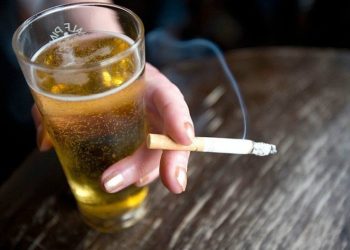 Especialistas advierten que el consumo de alcohol y cigarro podrían desarrollar tumores cancerígenos