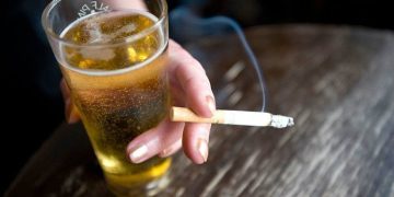 Especialistas advierten que el consumo de alcohol y cigarro podrían desarrollar tumores cancerígenos
