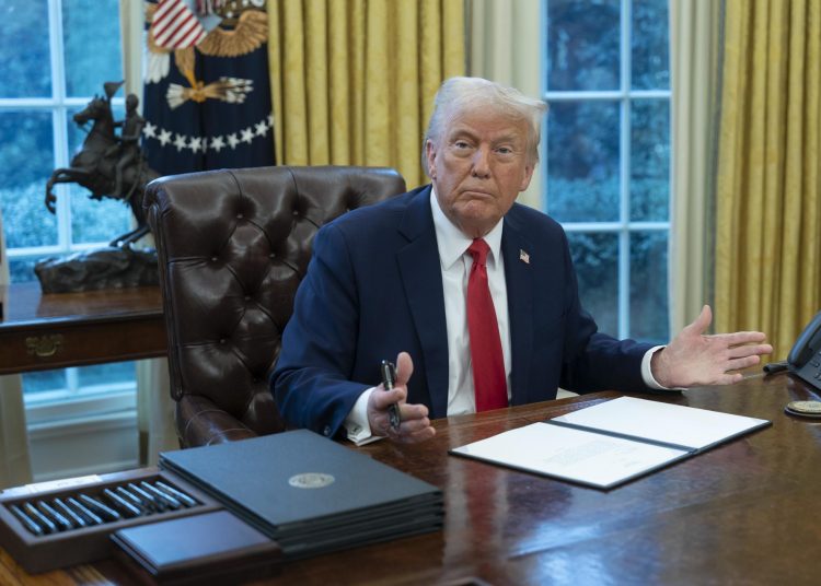 Washington (United States), 03/02/2025.- US President Donald Trump speaks as he signs executive orders in the Oval Office of the White House in Washington, DC, USA, 03 February 2025. EFE/EPA/CHRIS KLEPONIS / POOL