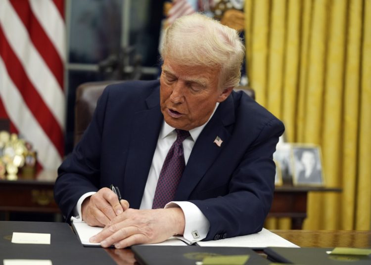 El presidente Donald Trump firma órdenes ejecutivas en el Despacho Oval de la Casa Blanca, el lunes 20 de enero de 2025, en Washington. (AP foto/Evan Vucci)