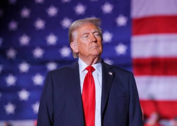 Trump firma decreto para imponer aranceles del 25% a las importaciones de aluminio y acero