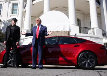 En apoyo a Musk, Trump se sube a un Tesla en la Casa Blanca