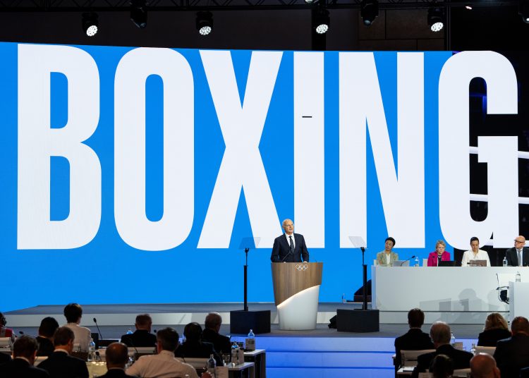 COSTA NAVARINO, 20/03/2025.- La 144 Sesión del COI aprobó este jueves por unanimidad la inclusión del boxeo en el programa deportivo de los Juegos Olímpicos de Los Ángeles 2028, una decisión que pone fin a su momentánea exclusión debido a la inhabilitación de la anterior federación internacional (IBA) de este deporte. El austriaco Karl Stoss (en la foto), presidente de la Comisión del Programa Olímpico, defendió ante la asamblea olímpica la conveniencia de introducir el boxeo en el programa de Los Ángeles al contar ya con una federación homologada que ha pasado las pruebas de gobernabilidad del COI y que cuenta de momento con 88 federaciones afiliadas de los cinco continentes, con unos 500.000 púgiles registrados. EFE/ COI/Greg Martin - SOLO USO EDITORIAL/SOLO DISPONIBLE PARA ILUSTRAR LA NOTICIA QUE ACOMPAÑA (CRÉDITO OBLIGATORIO) -