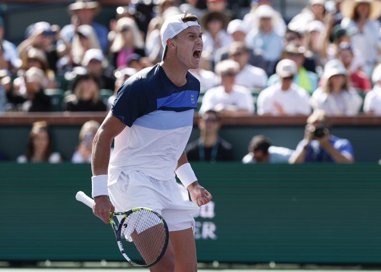 INDIAN WELLS (United States), 15/03/2025.- Holger Rune of Denmark gestures after winning match point against Daniil Medvedev of Russia during the mens semifinals of the BNP Paribas Open tennis tournament in Indian Wells, California, USA, 15 March 2025.  (Tenis, Dinamarca, Rusia) EFE/EPA/JOHN G. MABANGLO