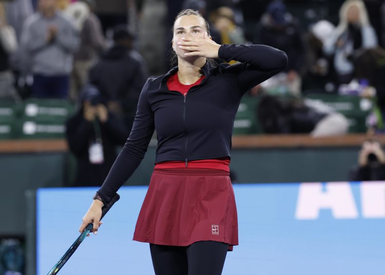 INDIAN WELLS (United States), 15/03/2025.- Aryna Sabalenka of Belarus blows a kiss to the crowd after winning match point against Madison Keys of the USA during the womens semifinals of the BNP Paribas Open tennis tournament in Indian Wells, California, USA, 14 March 2025.  (Tenis, Bielorrusia) EFE/EPA/JOHN G. MABANGLO