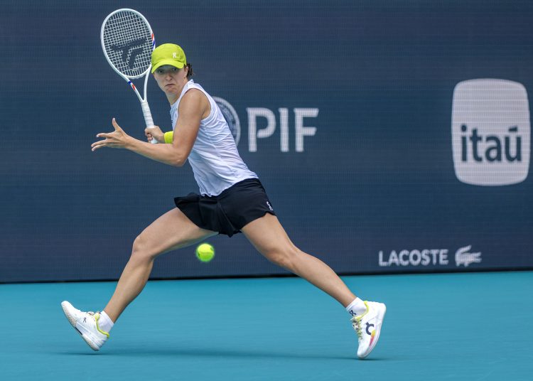 MIAMI (United States), 26/03/2025.- Iga Swiatek of Poland in action against Alexandra Eala of Philippines during their Womens Singles Quarterfinals match at the 2025 Miami Open tennis tournament at the Hard Rock Stadium in Miami, Florida, USA, 26 March 2025.  (Tenis, Filipinas, Polonia) EFE/EPA/CRISTOBAL HERRERA-ULASHKEVICH