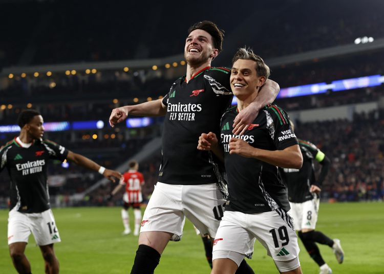 Eindhoven (Netherlands), 04/03/2025.- Leandro Trossard (R) of Arsenal FC celebrates scoring the 1-5 goal with his teammate Declan Rice during the UEFA Champions league round of 16 first leg soccer match between PSV Eindhoven and Arsenal FC in Eindhoven, the Netherlands, 04 March 2025. (Liga de Campeones, Países Bajos; Holanda) EFE/EPA/MAURICE VAN STEEN