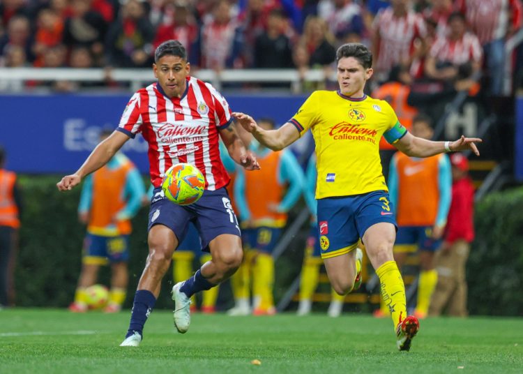 Luis Romo (L) of Guadalajara fights for the ball with Israel Reyes (R) of America during the 11th round match between Guadalajara and America as part of the Liga BBVA MX, Torneo Clausura 2025 at Akron Stadium, on March 08, 2025 in Guadalajara, Jalisco, Mexico.