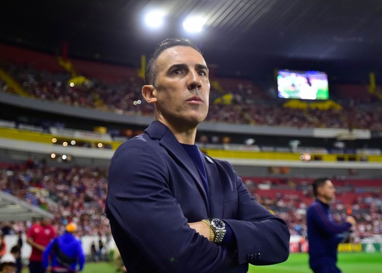 Vicente Sanchez head coach of Cruz Azul during the 13th round match between Guadalajara and Cruz Azul as part of the Liga BBVA MX, Torneo Clausura 2025 at Jalisco Stadium, on March 29, 2025 in Guadalajara, Jalisco, Mexico.