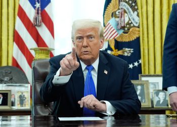 Trump mantiene que impondrá aranceles en abril pero contempla “flexibilidad”