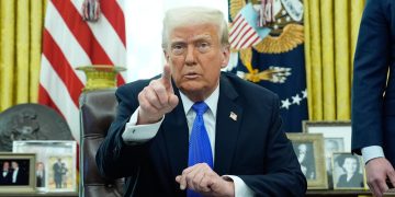 Trump mantiene que impondrá aranceles en abril pero contempla “flexibilidad”
