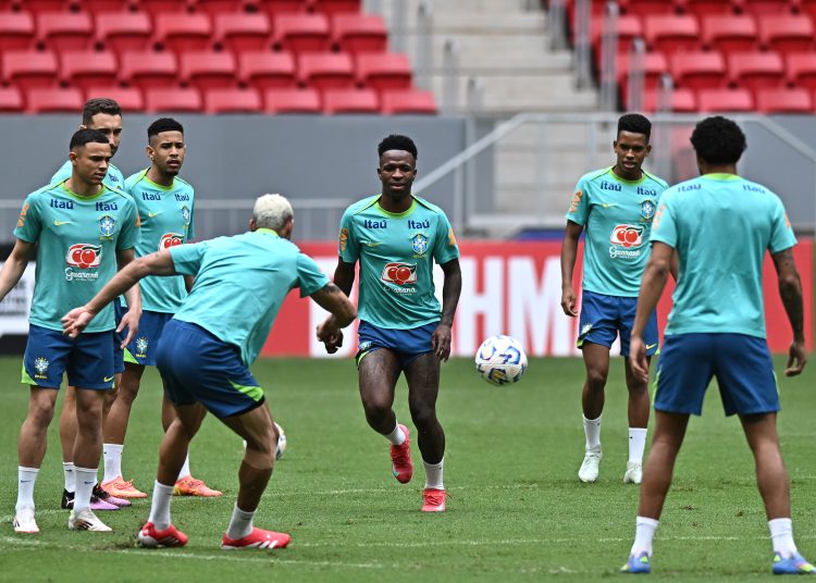 AME2135. BRASILIA (BRASIL), 24/03/2025.- Jugadores de la selección de Brasil participan en un entrenamiento preparatorio para el partido contra Argentina, este lunes en el estadio Mané Garrincha, en Brasilia (Brasil). EFE/ Andre Borges