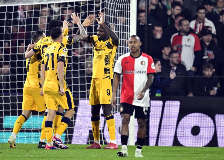 Rotterdam (Netherlands), 05/03/2025.- Players of Inter celebrate the 2-0 lead during the UEFA Champions League Round of 16 soccer match between Feyenoord and Inter at Feyenoord Stadium de Kuip in Rotterdam, Netherlands, 05 March 2025. (Liga de Campeones, Países Bajos; Holanda) EFE/EPA/OLAF KRAAK