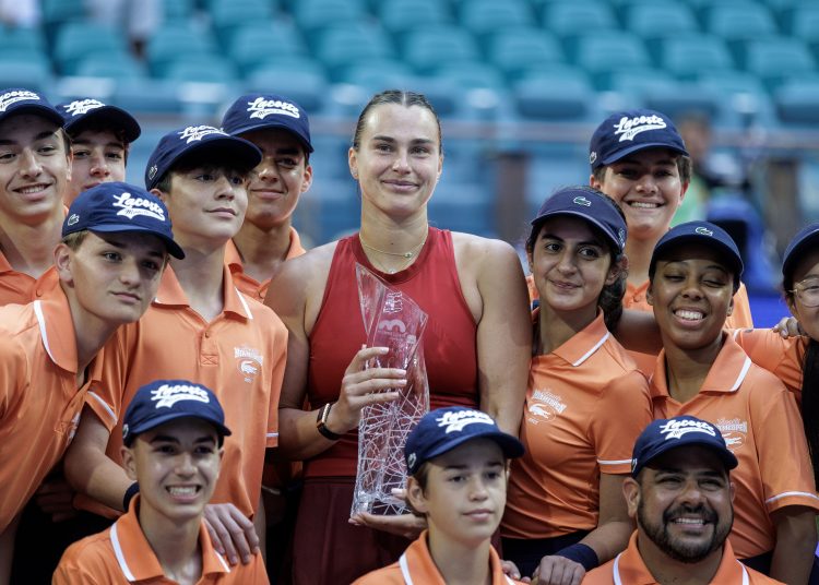 MIAMI (United States), 30/03/2025.- Aryna Sabalenka (C) holds the trophy, surrounded by the ball persons, after winning the women's final match of the 2024 Miami Open tennis tournament, in Miami, Florida, USA, 29 March 2025. (Tenis) EFE/EPA/CRISTOBAL HERRERA-ULASHKEVICH