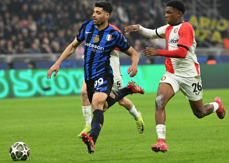 Milan (Italy), 11/03/2025.- Inter Milans forward Mehdi Taremi (L) and Feyenoords defender Givairo Read struggle for the ball during the UEFA Champions League Round of 16 second leg soccer match between Inter Milan and Feyenoord at the Giuseppe Meazza Stadium in Milan, Italy, 11 March 2025. (Liga de Campeones, Italia) EFE/EPA/DANIEL DAL ZENNARO