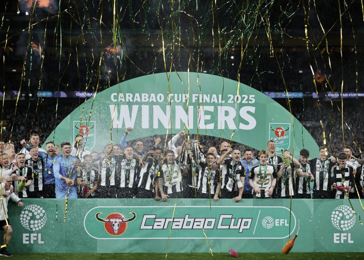 LONDON (United Kingdom), 16/03/2025.- Newcastle United's players celebrate after winning the EFL Carabao Cup final match the EFL Cup Final soccer match between Liverpool FC and Newcastle United, in London, Britain, 16 March 2025. (Reino Unido, Londres) EFE/EPA/TOLGA AKMEN EDITORIAL USE ONLY. No use with unauthorized audio, video, data, fixture lists, club/league logos, 'live' services or NFTs. Online in-match use limited to 120 images, no video emulation. No use in betting, games or single club/league/player publications.