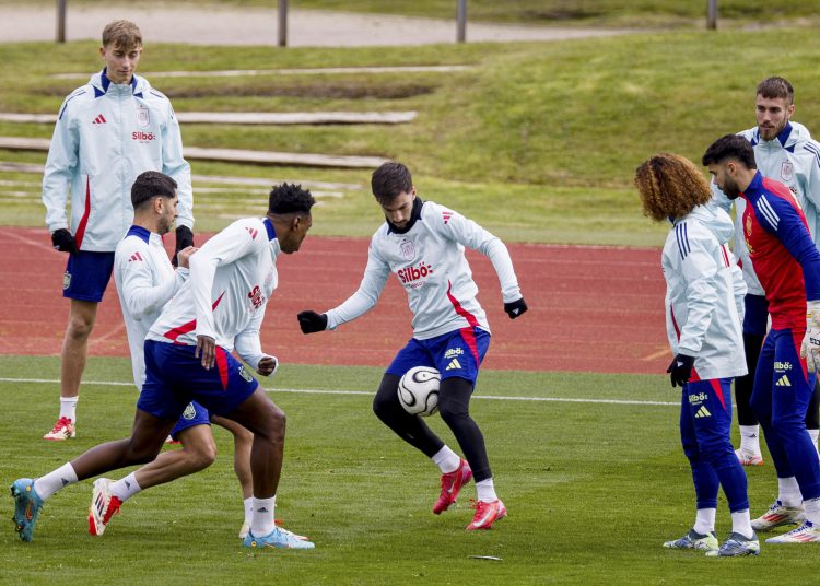 LAS ROZAS (MADRID), 19/03/2025.- Los jugadores de la selección española de fútbol Dean Huijsen (i) y Dani Mingueza (dcha, detrás) participan en el entrenamiento del combinado en la ciudad deportiva de Las Rozas (Madrid) este miércoles, de cara al doble enfrentamiento ante Países Bajos, los días 20 y 23 de marzo, perteneciente a los cuartos de final de la Liga de Naciones de la UEFA. EFE/ Daniel González