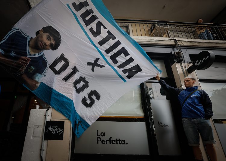 AME8477. BUENOS AIRES (ARGENTINA), 11/03/2025.- Simpatizantes de Diego Armando Maradona esperan este martes, frente a los tribunales de San Isidro en Buenos Aires, (Aregentina). Las hijas de Diego Armando Maradona, Dalma, Giannina y Jana, llegaron al Tribunal de lo Criminal N°3 de San Isidro, provincia de Buenos Aires, para asistir a la primera audiencia del juicio por la muerte de su padre. EFE/ Juan Ignacio Roncoroni