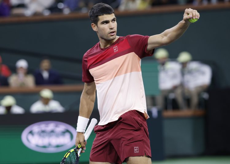 INDIAN WELLS (United States), 13/03/2025.- Carlos Alcaraz of Spain reacts after winning match point against Grigor Dimitrov of Bulgaria during the mens fourth round match of the BNP Paribas Open tennis tournament in Indian Wells, California, USA, 12 March 2025.  (Tenis, España) EFE/EPA/JOHN G. MABANGLO