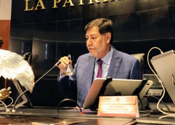 Guarda Senado un minuto de silencio por los 18 muertos en accidente carretero tras asistir al zócalo