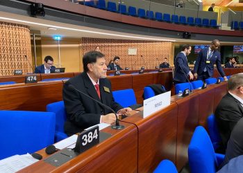 Desairan a Fernández Noroña en Estrasburgo, Francia; arremete contra política migratoria de Trump