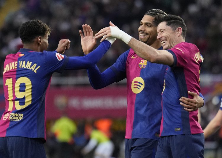 BARCELONA, 02/03/2025.- El defensa del FC Barcelona Ronald Araújo (c) celebra con sus compañeros Robert Lewandowski (d) y Lamine Yamal (i) tras marcar el 3-0 durante el partido de LaLiga EA Sports entre FC Barcelona y Real Sociedad, este domingo en el estadio Olímpico de Montjuic de Barcelona. EFE/ Alejandro García