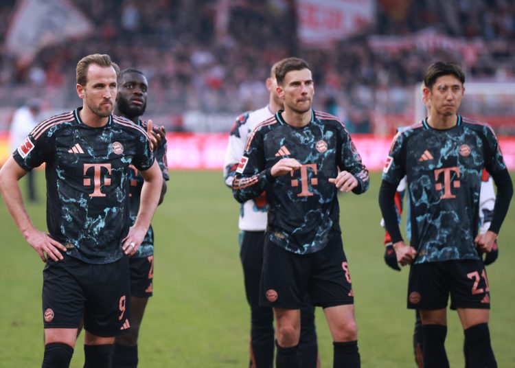 BERLIN (Germany), 15/03/2025.- Bayerns Harry Kane (L) and teammates react in front of fans after the German Bundesliga soccer match between 1. FC Union Berlin and Bayern Munich in Berlin, Germany, 15 March 2025.  (Alemania) EFE/EPA/CLEMENS BILAN The DFL regulations prohibit any use of photographs as image sequences and/or quasi-video.