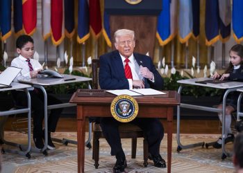 Trump firma una orden para desmantelar casi por completo el Departamento de Educación