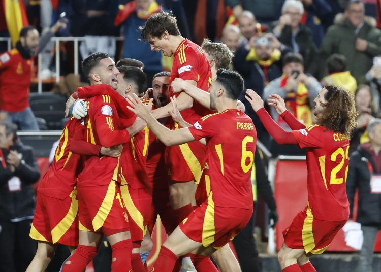 VALENCIA, 23/03/2025.- Los jugadores de la selección española celebran la victoria ante Países Bajos, al término del partido de vuelta de los cuartos de final de la Liga de Naciones que las selecciones de España y Países Bajos han disputado este domingo en el estadio de Mestalla, en Valencia. EFE/Ana Escolar