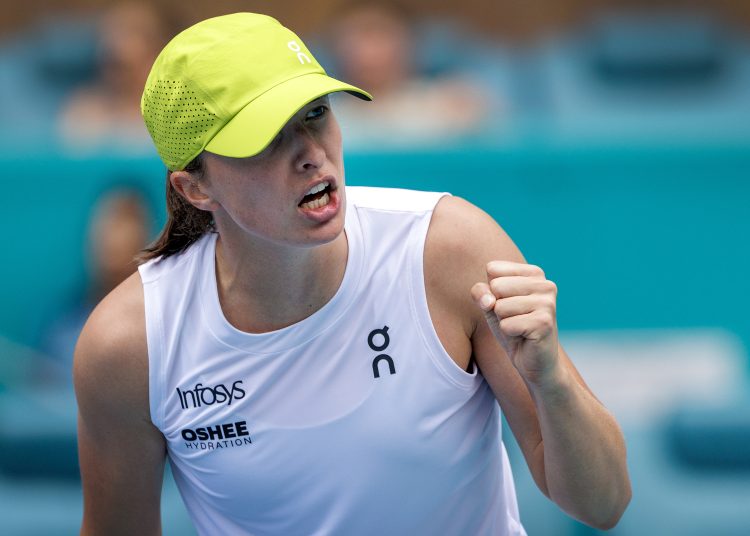 MIAMI (United States), 23/03/2025.- Iga Swiatek of Poland gestures as she plays against Elise Mertens of Belgium during their Women's Singles 3rd round match at the 2025 Miami Open tennis tournament in Miami, Florida, USA, 23 March 2025. (Tenis, Bélgica, Polonia) EFE/EPA/CRISTOBAL HERRERA-ULASHKEVICH