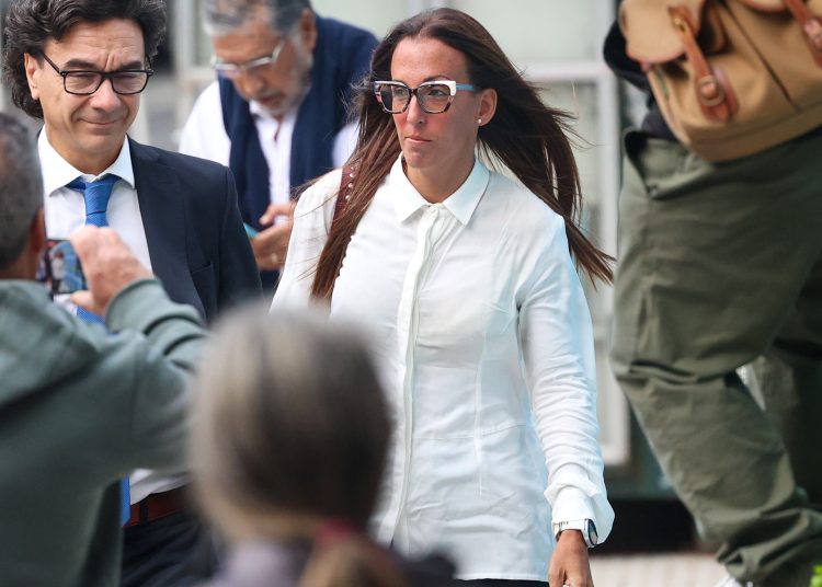 Foto EFE / La psiquiatra Agustina Cosachov,imputada por la muerte de Diego Armando Maradona, llega a los tribunales de San Isidro en Buenos Aires