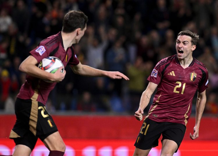 GENK (Belgium), 23/03/2025.- Belgium's Hans Vanaken and Timothy Castagne celebrate during the UEFA Nations League play-off, 2nd leg match between Belgium and Ukraine in Genk, Belgium, 23 March 2025. (Bélgica, Ucrania) EFE/EPA/FREDERIC SIERAKOWSKI