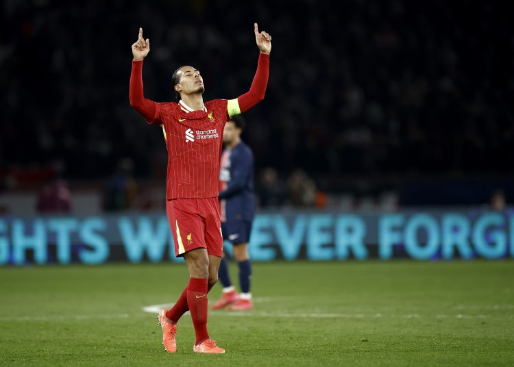 PARIS (France), 05/03/2025.- Liverpool captain Virgil van Dijk celebrates at the final whistle after the team won the UEFA Champions League Round of 16, 1st leg soccer match between Paris Saint-Germain and Liverpool FC, in Paris, France, 05 March 2025. (Liga de Campeones, Francia) EFE/EPA/YOAN VALAT